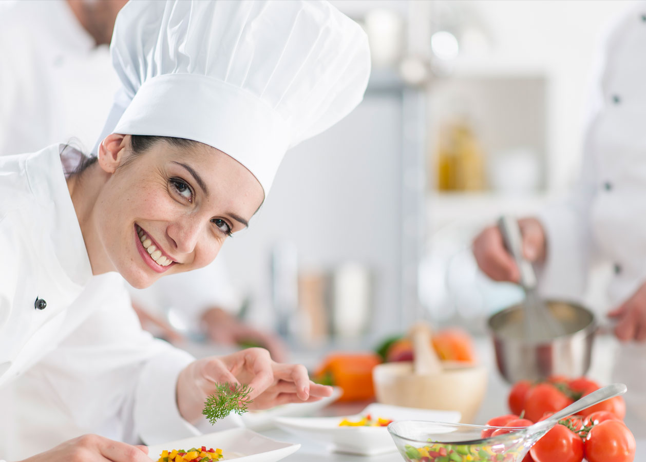 uniforme para chef, unifrome para restaunrante, mujer sonriendo